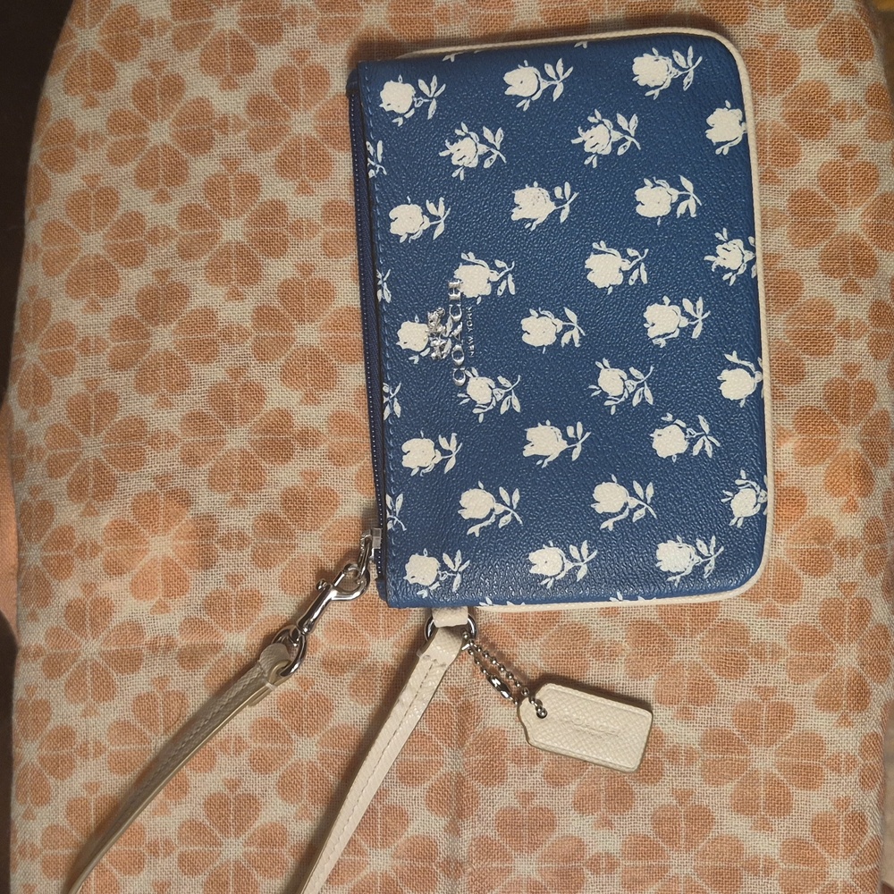EUC 🦋 COACH 🦋 BADLANDS LEATHER WRISTLET 🦊 White/Royal Blue 🦊 Like New!